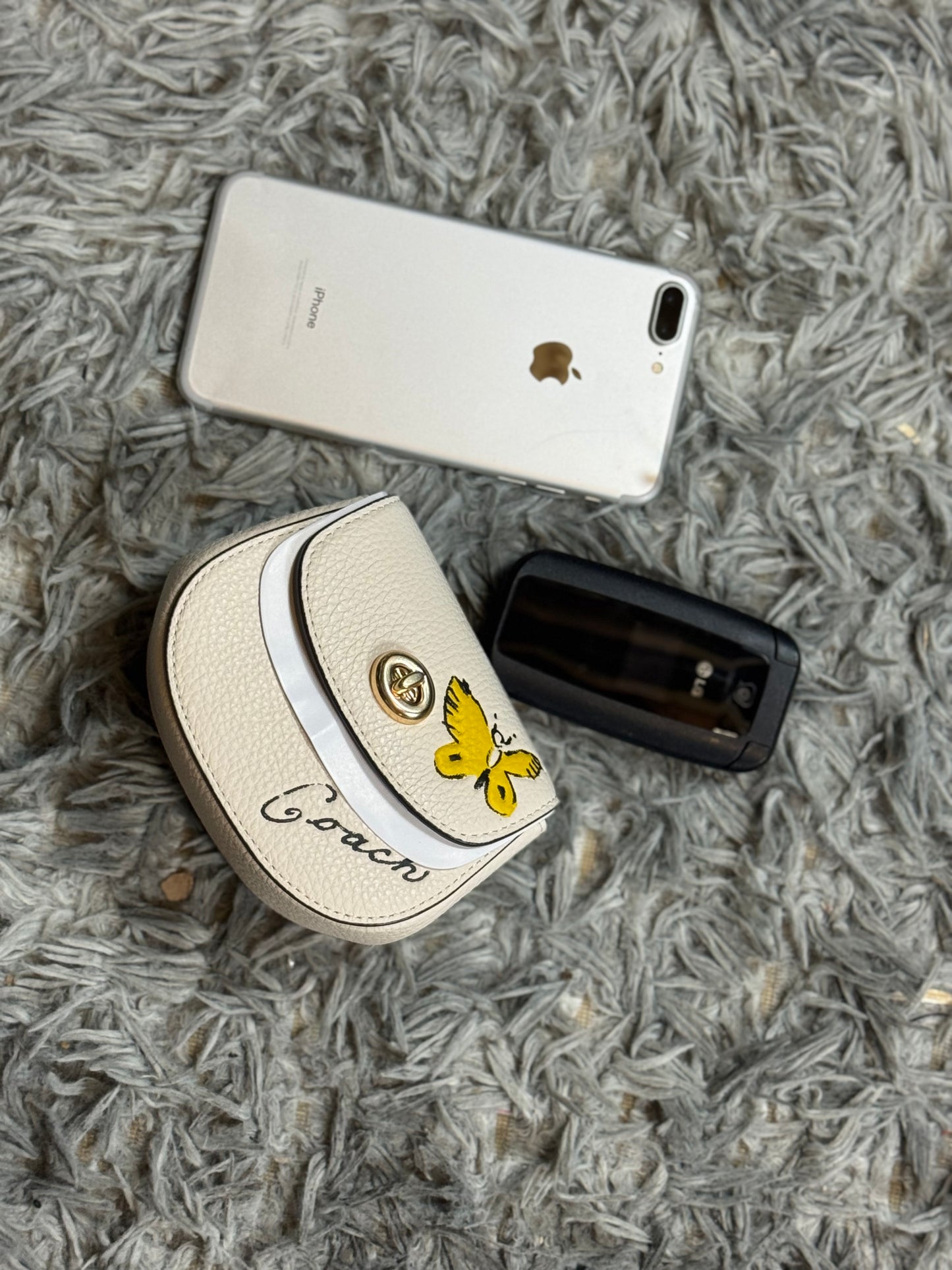 Coach Micro Turnlock Card Case With Sketch Print- White